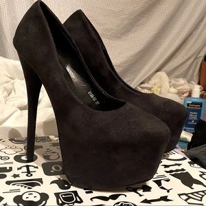 Black Suede 7 inch stiletto heels 👠